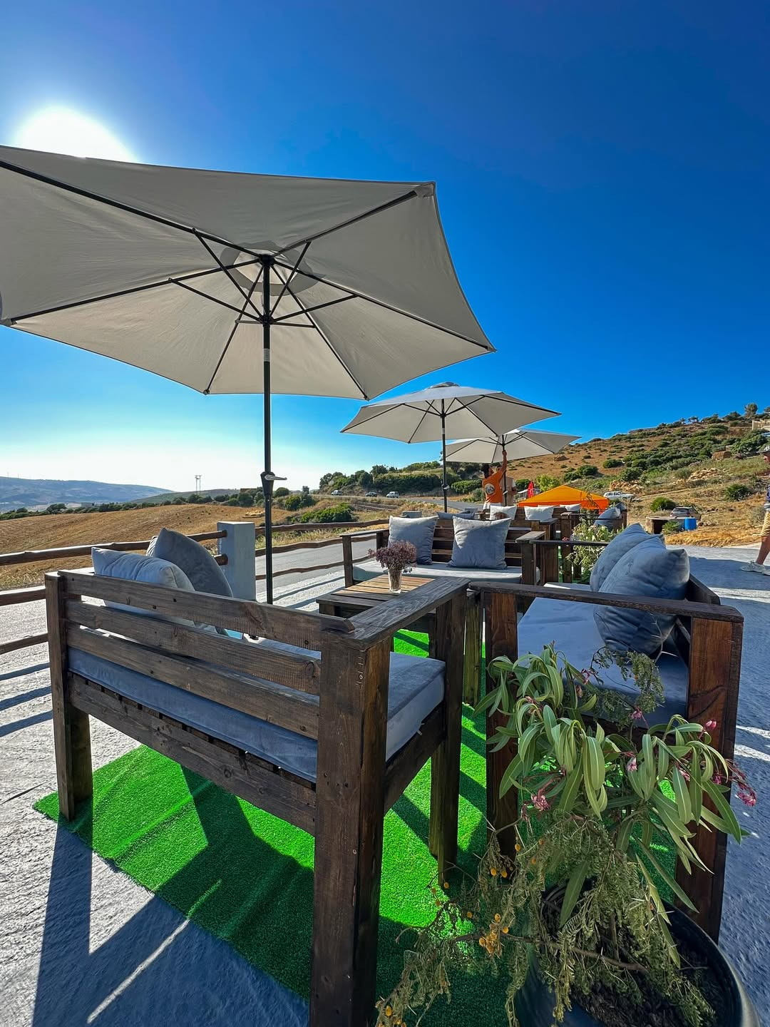 Terrasse ombragée avec parasols et banquettes, point de départ des circuits quad à Tanger