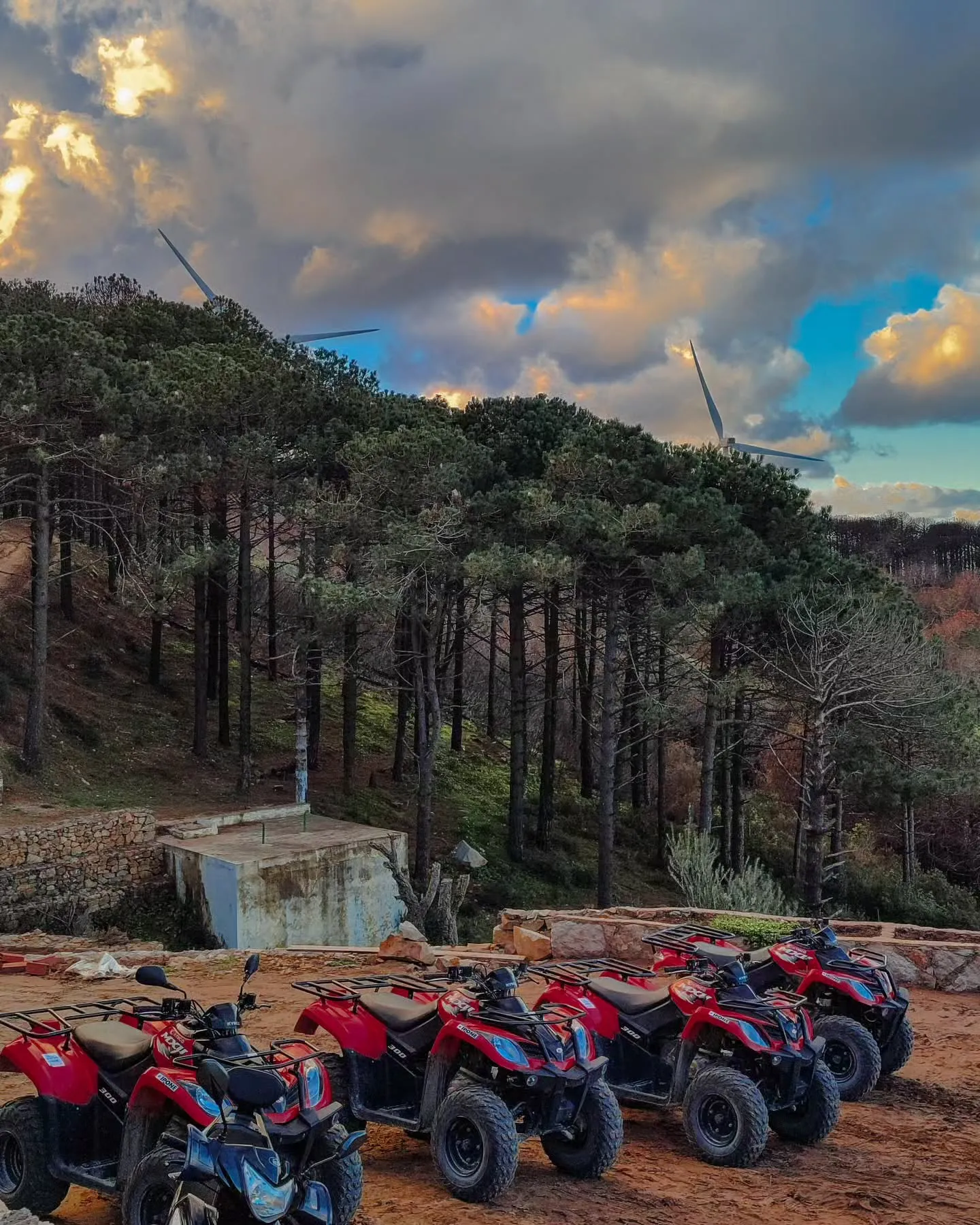 Terrasse Randomed Quad Tanger avec parasols et banquettes
